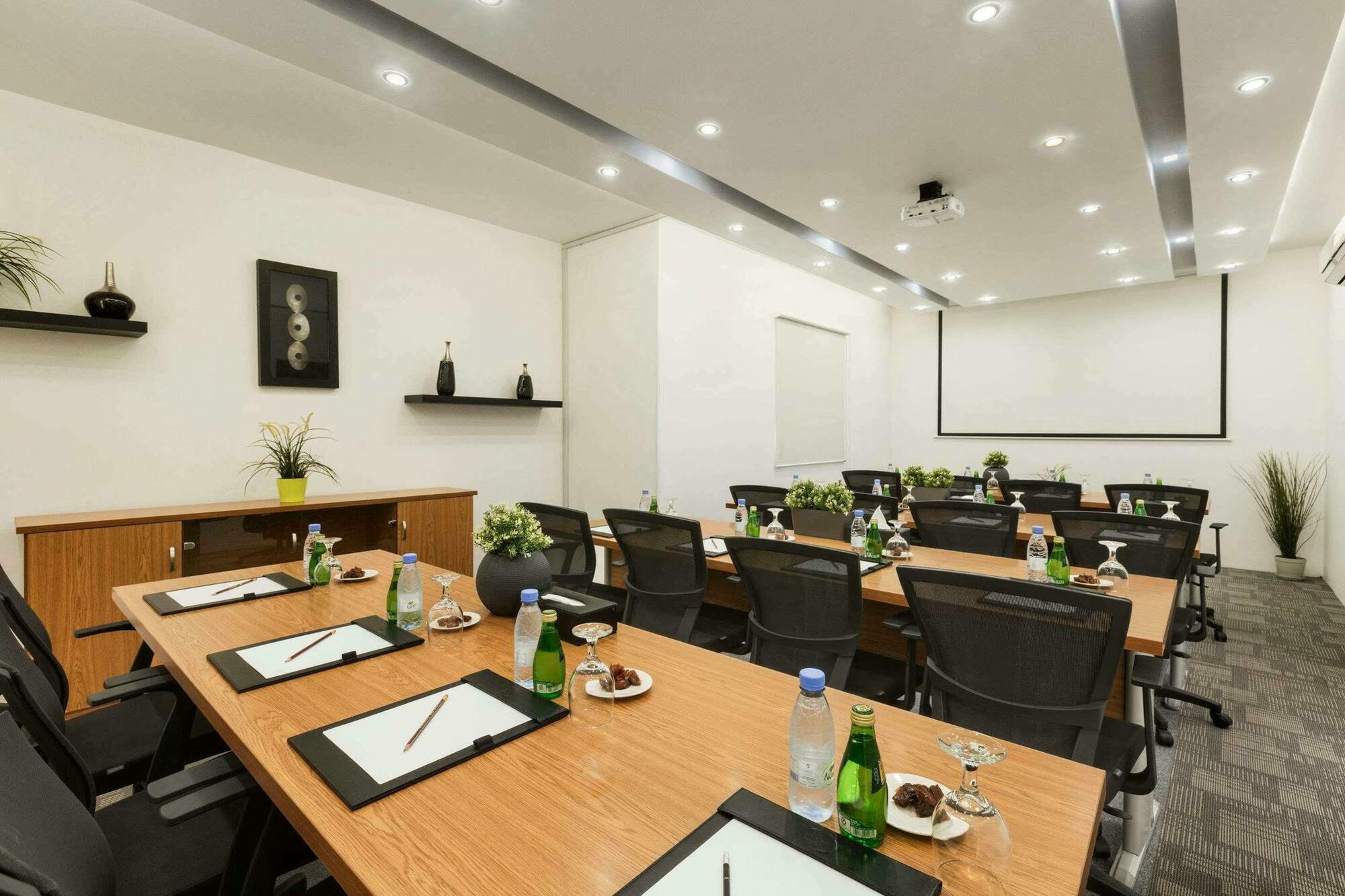 Super 8 Hotel Al Riyadh By Wyndham Exterior photo